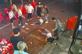 مجازات مرد وحشی با مشت‌ولگد بعد از کتک زدن یک زن وسط خیابان
