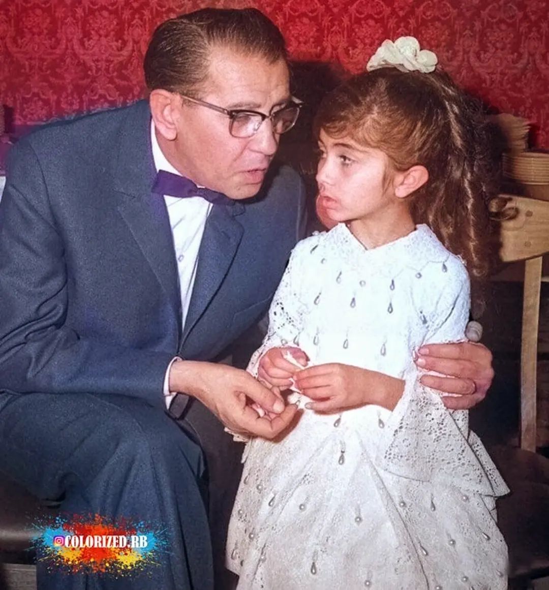 عکس کودکی لیلا فروهر در کنار پدرش