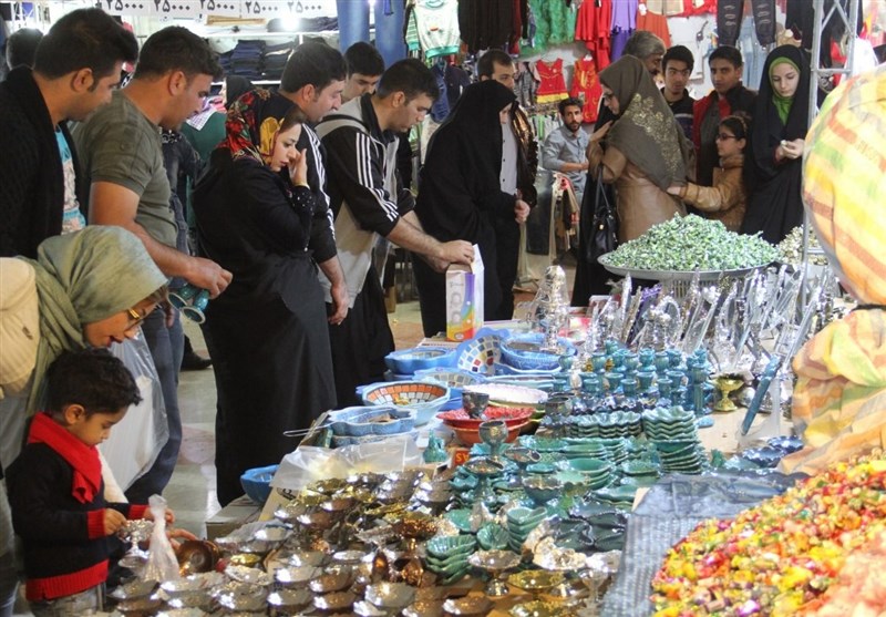 چگونه اعتبار ۲۰ میلیون تومانی را دریافت کنیم؟ علی محمودیان معاون اتاق اصناف ایران نیز در بیست و چهارمین نمایشگاه رسانه‌های ایران، در خصوص برگزاری نمایشگاه‌های بهاره در پایان سال، اظهار کرد: طرح عید تا عید، امسال برای ساماندهی بازار شب عید در وزارت صنعت، معدن و تجارت تدوین شد که شامل چند بخش از جمله برگزاری نمایشگاه‌های بهاره است. وی افزود: مقرر شد امسال ساماندهی نمایشگاه‌های بهاره زیر نظر اتاق اصناف انجام شود که این موضوع باعث افزایش دو برابری ظرفیت اجرای این طرح شده است و از سوی دیگر نظارت آن هم ساماندهی شد تا گران‌فروشی و یا تخلفی رخ ندهد. معاون اتاق اصناف ایران گفت: امسال برای نخستین بار اعتبار ۲۰ میلیون تومانی خرید به طرح عید تا عید اضافه شده تا مردم می‌توانند با اعتبارسنجی که بانک‌ها انجام می‌دهند و پس از دریافت اعتبار، از فروشگاه‌ها، مغازه‌ها و نمایشگاه‌های بهار که در این طرح هستند به صورت اعتباری خرید کنند. محمودیان ادامه داد: شعار این طرح این است که مردم اسفند خرید و اردیبهشت سال ۱۴۰۳ آن را بازپرداخت کنند. دریافت این اعتبار به ضمانت بانکی و سفته و چک نیازی ندارد و فقط با اعتبارسنجی انجام می‌شود؛ فهرست مغازه‌های که می‌خواهند به طرح بپیوندد و چه فروشگاه‌هایی که در این طرح هستند، در وبگاه اعطای اعتبار وجود دارد. وی تاکید کرد: اعطای این اعتبار بر مبنای موجودی حساب و معدل حساب نیست و اگر فرد دارای چک برگشتی و یا وام معوقه نباشد، می‌تواند این اعتبار را از بانک تجارت دریافت کند، البته بانک قرض‌الحسنه مهر ایران ۱۵۰ میلیون تومان اعتبار را به افراد می‌دهد که می‌توانند با آن خرید کنند. طرح عید تا عید در روزهای پایانی سال و ماه مبارک رمضان با هدف تنظیم بازار و کنترل قیمت‌ها اجرا می‌شود که در سه بخش برگزاری نمایشگاه، انتخاب فروشگاه‌های منتخب ثبت نام کننده و طرح اعتباری خرید است. طبق توافق با بانک‌ها اعتبار خرید حداقل دو ماهه و به مبلغ ۲۰۰ میلیون ریال به خریداران (بدون چک و بدون ضامن) به افراد تعلق می‌گیرد و مردم می‌توانند بر اساس اعتبارسنجی از شبکه بانکی از این طرح استفاده کنند و اعتبار لازم این طرح نیز از طریق بانک‌ها، موسسات اعتباری و شرکت‌های تجاری به عموم مردم و کارمندان تخصیص پیدا می‌کند.