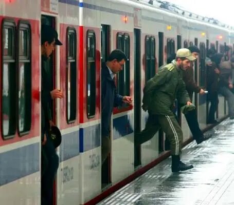 مرگ دلخراش پسر ۱۷ ساله در متروی تهران به دلیل ازدحام جمعیت