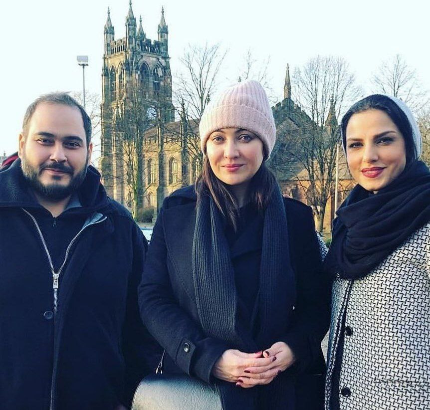 عکس رضاداودنژاد در کنار دو خانم