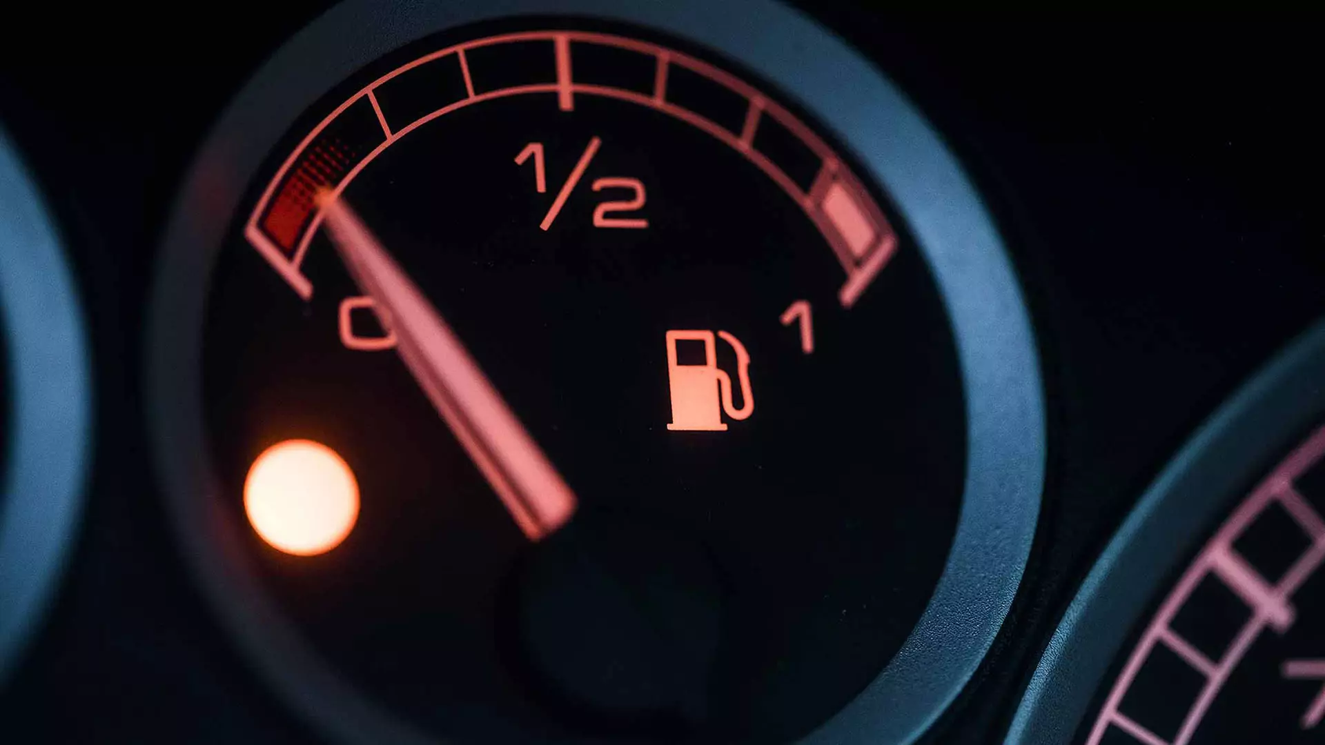 میزان رانندگی با چراغ بنزین روشن ؟
