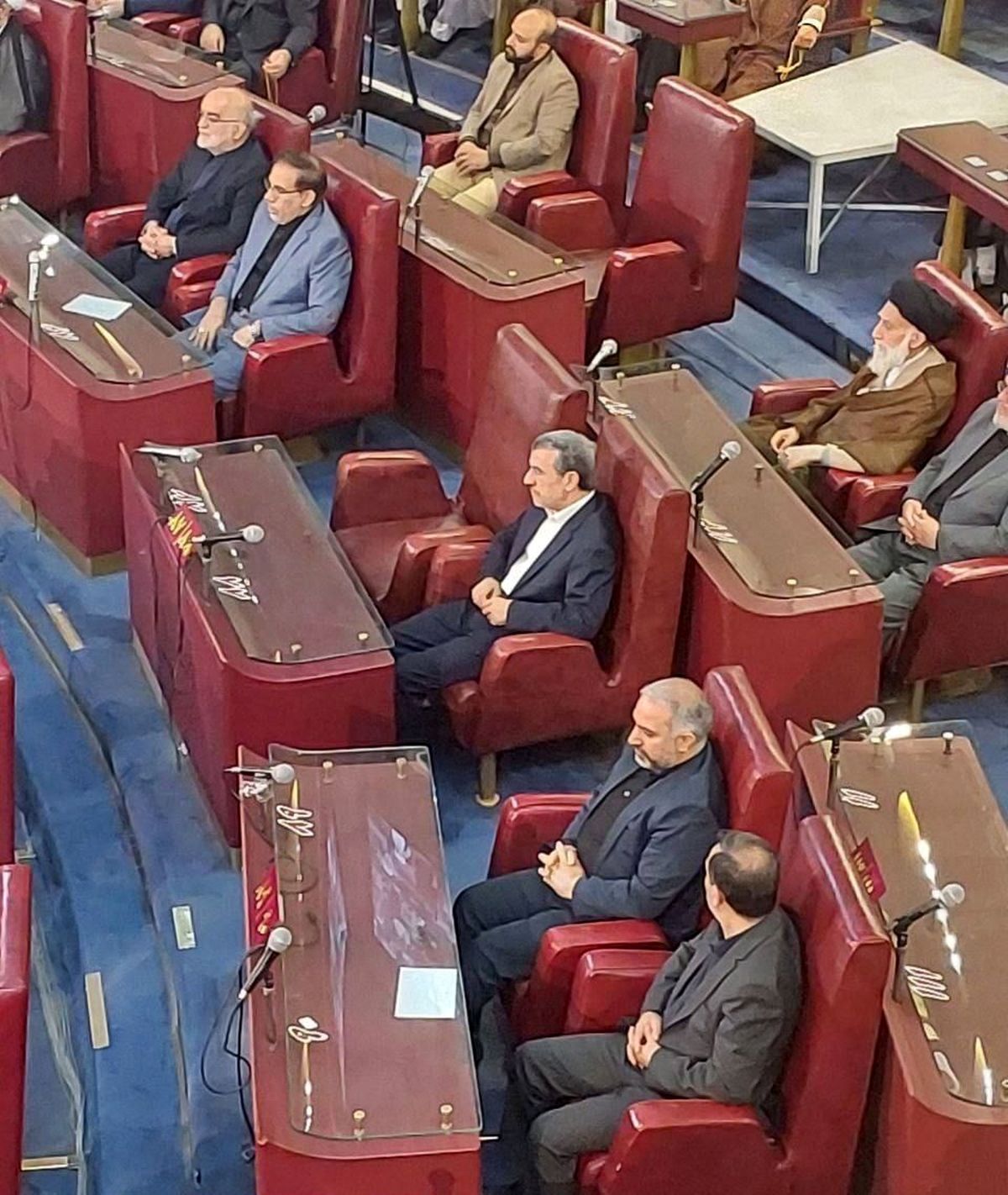 لباس سفید احمدی نژاد سوژه رسانه ها شد