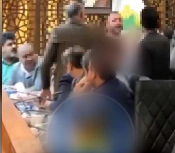 مرد عصبانی در صحن شورای شهر گرگان، لخت شد
