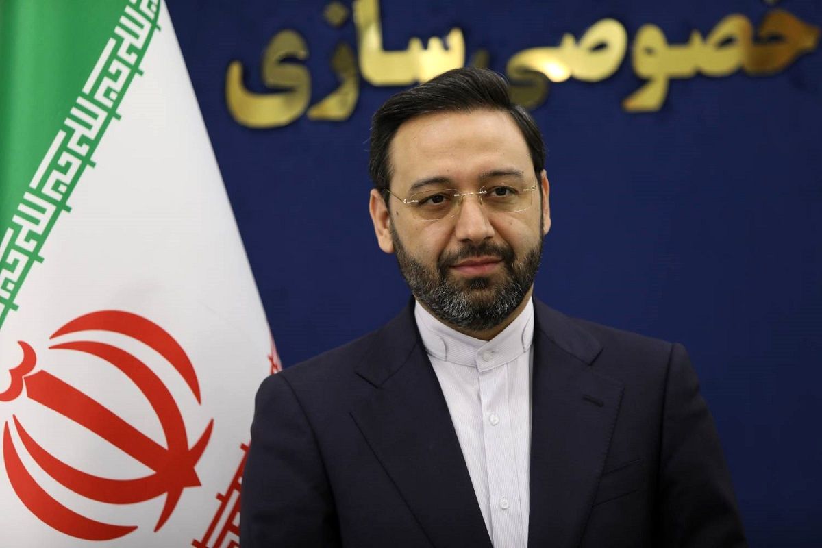 وداع خانواده استاندار شهید با پیکر فرزندشان