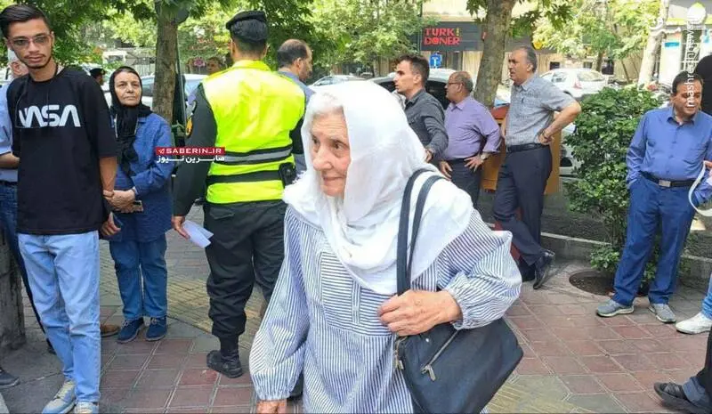 رای دادن همسر مشاور فرح در انتخابات مرحله دوم 1403/ عکس