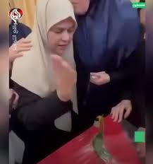 استقبال خانواده شهید هنیه از پیکر او