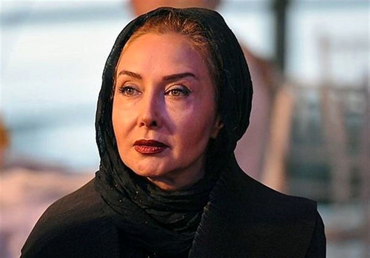 کشف حجاب کتایون ریاحی در مکان عمومی