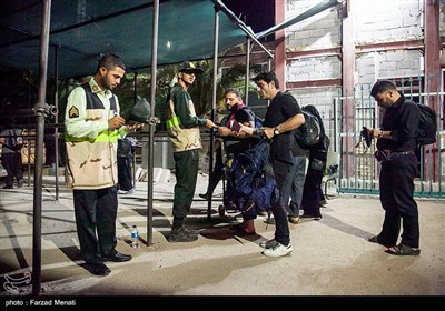 عبور شبانه زائران اربعین حسینی از مرز خسروی