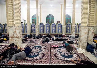 عبور شبانه زائران اربعین حسینی از مرز خسروی