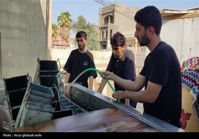 گرمای پنجاه‌ درجه‌ای و اراده سردنشدنی جوانان در کارخانه تولید یخ نجف