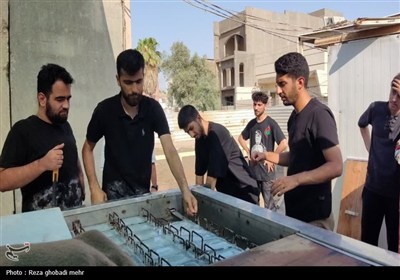 گرمای پنجاه‌ درجه‌ای و اراده سردنشدنی جوانان در کارخانه تولید یخ نجف